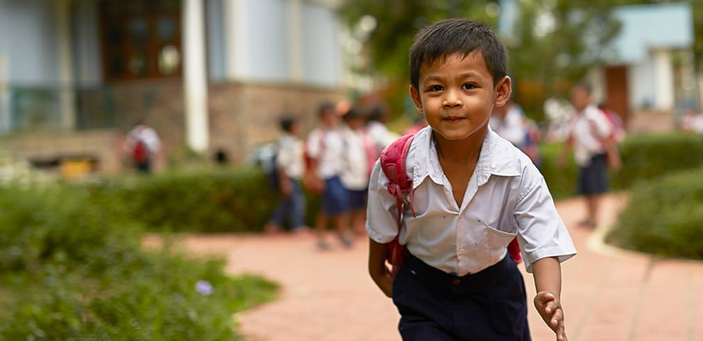 Händer som håller i en jordglob med ett hjärta.