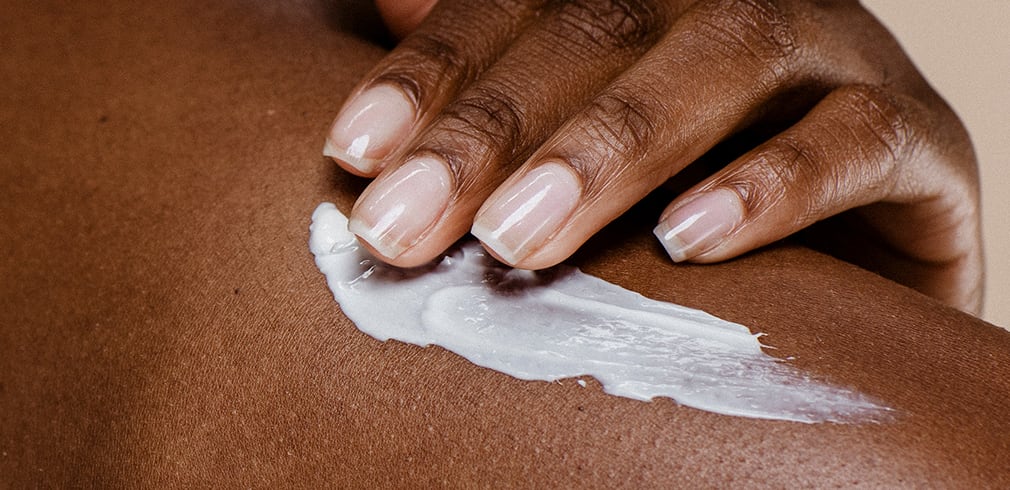 Person som applicerar solskydd.