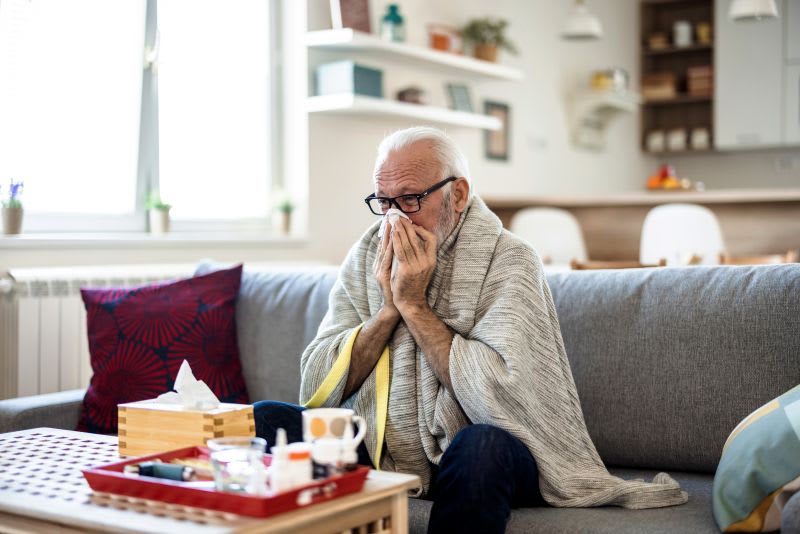 Person insvept i filt med tekopp