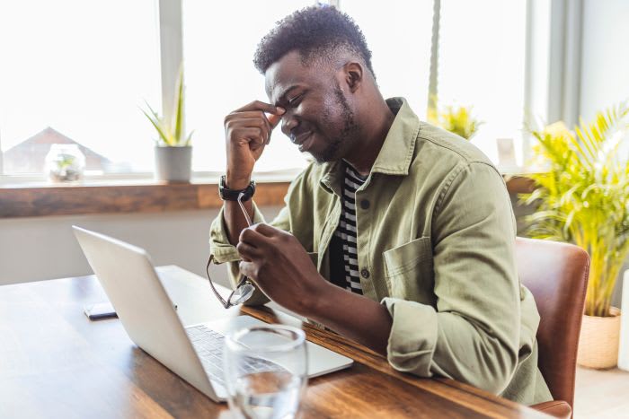 Person som upplever spänningshuvudvärk