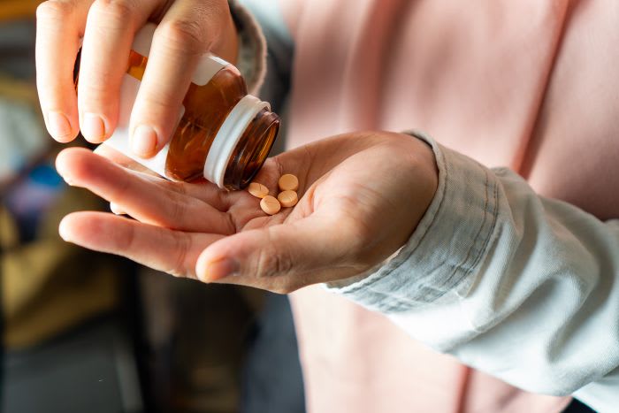 B-vitaminer i en hand