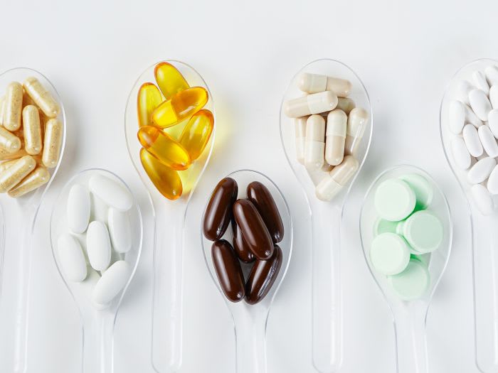 Flera olika burkar med kosttillskott