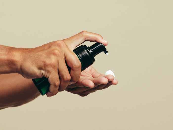 Steg i en hudvårdsrutin för män