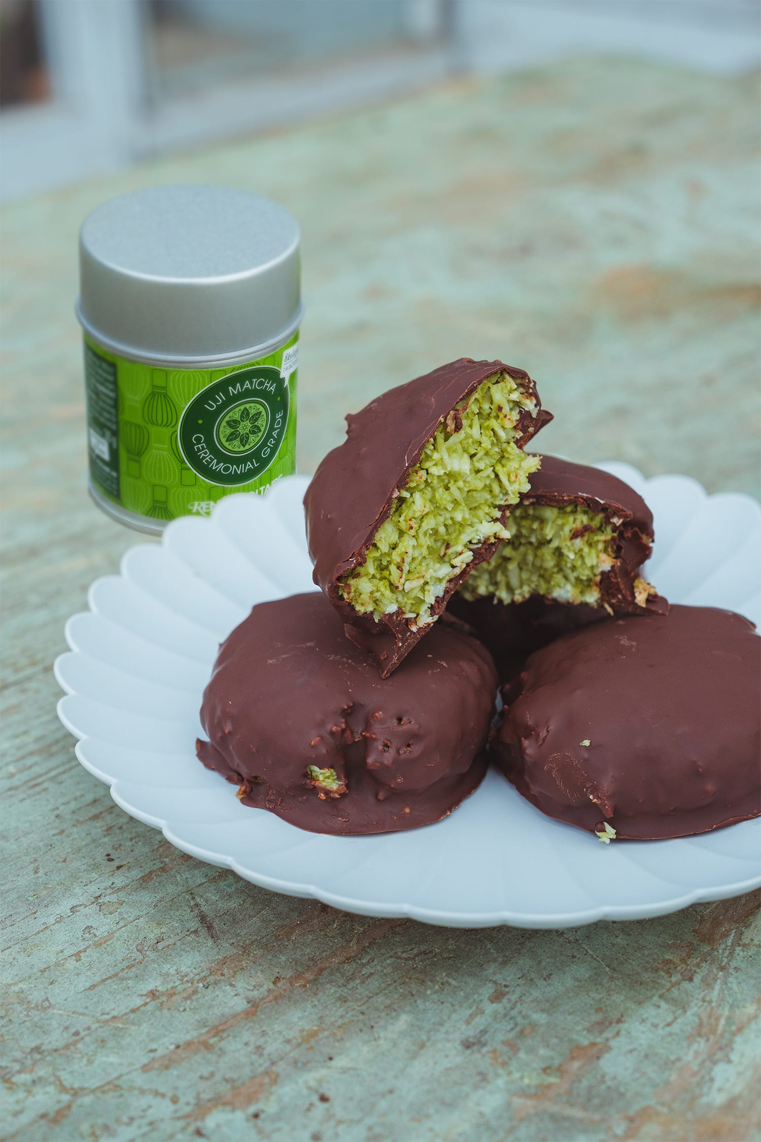 Gröna matcha kokospuckar doppade i choklad